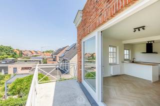 Achter een vertrouwde gevel schuilt een verhaal van vakmanschap en visie. In 2025-2026 werd dit kleinschalige appartementsgebouw van 6 appartementen omgevormd tot een residentie waar <strong>hedendaagse architectuur, hoogwaardige materialen en een uitzonderlijk afwerkingsniveau</strong> samenkomen. Een zeldzame opportuniteit voor wie de authenticiteit van een bestaande residentie wil combineren met het comfort en de uitstraling van een <strong>luxueuze vernieuwbouw</strong>, en dit op een <strong>residentiële ligging</strong> vlak bij het centrum van Kruibeke.<br /><br />Dit <strong>gelijkvloerse appartement</strong> verwelkomt u via een verzorgde inkomhal met gastentoilet. De leefruimte baadt in het licht en vloeit harmonieus over in de open keuken, die wordt aangevuld met een praktische berging. <strong>Grote raampartijen</strong> zorgen voor een uitzonderlijke lichtinval. Op het zuidelijk georiënteerde terras is het uiterst aangenaam vertoeven.<br /><br />Verder beschikt het appartement over <strong>drie volwaardige slaapkamers</strong> en een stijlvolle badkamer. De doordachte indeling maakt deze woning even geschikt voor jonge gezinnen als voor wie comfortabel en toekomstgericht gelijkvloers wil wonen. Extra bergruimte vindt u terug in de bijhorende, <strong>gigantische kelderberging</strong>. Een <strong>afgesloten garagebox</strong> kan aangekocht worden voor €25.000.<br /><br />Een hedendaags thuis waar de charme van een kleinschalige residentie hand in hand gaat met het comfort van een totaalrenovatie. Een plek waar u zorgeloos kunt thuiskomen, in een <strong>rustige buurt</strong> en toch vlak bij het centrum van Kruibeke<br /><br />Wilt u komen kijken? Of heeft u vragen? Neem dan contact op via laurens@claves.be of op het nummer 0476 21 35 46.<br />