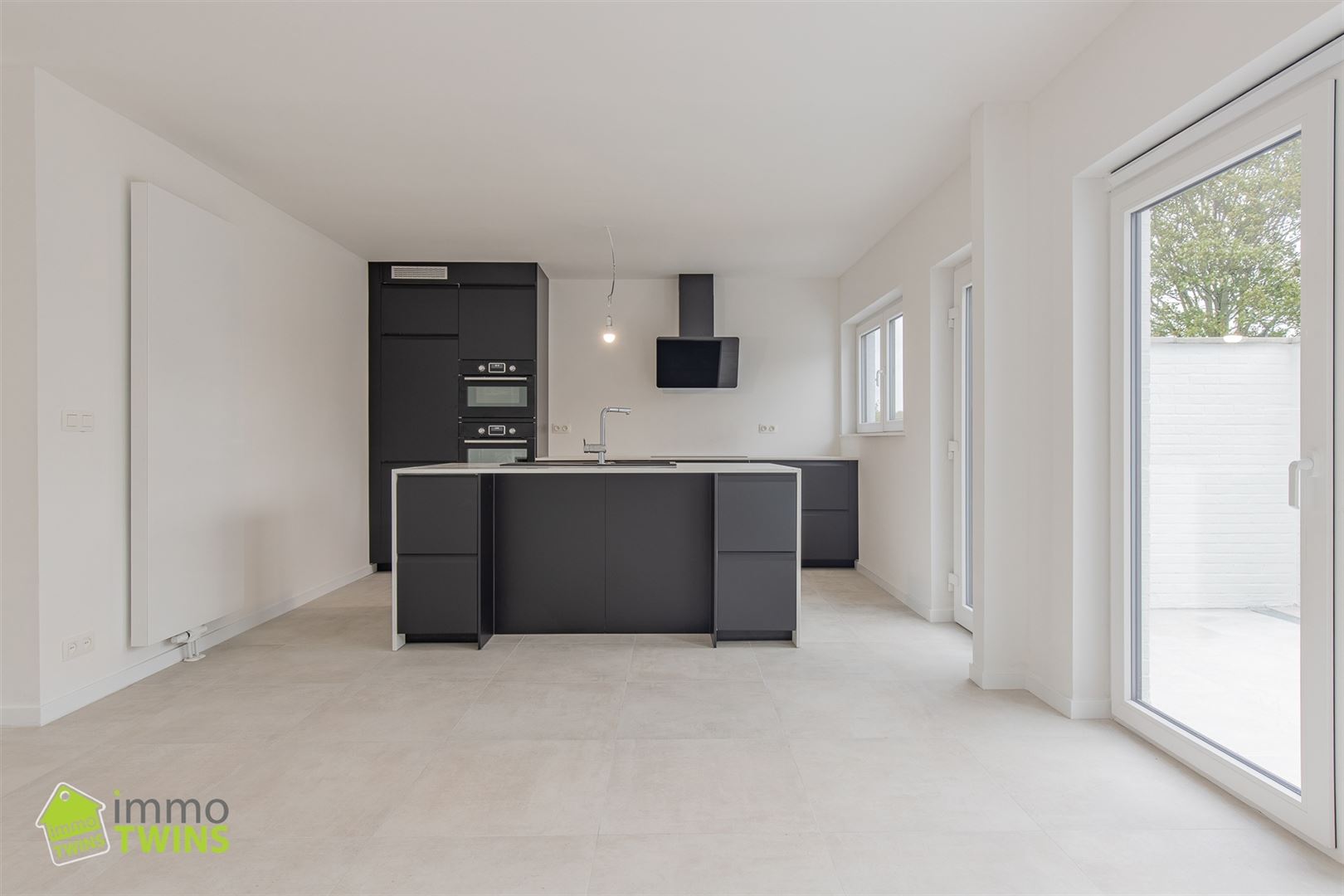 Ruime, stijlvol gerenoveerde woning met garage en oprit - foto 5