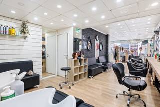 <p><strong>Te koop: verhuurd handelspand in hartje Herentals (95 m²)</strong></p>
<p>Op zoek naar een zorgeloze vastgoedinvestering met onmiddellijk rendement? Dit <strong>verhuurde handelspand van ca. 95 m²</strong>, gelegen in het <strong>centrum van Herentals</strong>, biedt een ideale combinatie van topligging, zichtbaarheid en stabiele huurinkomsten.</p>
<p>Het pand maakt deel uit van het lokale handelsweefsel en geniet van een uitstekende bereikbaarheid en passage. Momenteel is het pand ingericht en verhuurd als <strong>kapperszaak</strong> en beschikt het over <strong>sanitair</strong>, wat het perfect geschikt maakt voor diverse commerciële activiteiten.</p>
<p>Dankzij het lopende handelshuurcontract geniet u van een <strong>onmiddellijk en gegarandeerd rendement</strong>:</p>
<ul>
<li>
<p>Handelshuurcontract lopende van <strong>01/04/2020 tot en met 31/03/2029</strong></p>
</li>
<li>
<p><strong>Maandelijkse huurinkomsten: € 1.090</strong></p>
</li>
<li>
<p><strong>Correcte en stabiele huurder</strong> met een commercieel bewezen concept</p>
</li>
</ul>
<p><strong>Troeven op een rij:</strong></p>
<ul>
<li>
<p>Ca. <strong>95 m² commerciële ruimte</strong></p>
</li>
<li>
<p>Verhuurd = meteen rendement</p>
</li>
<li>
<p>Zorgeloze investering tot minstens 2029</p>
</li>
<li>
<p>Sanitair aanwezig</p>
</li>
<li>
<p>Centrale topligging in Herentals</p>
</li>
</ul>
<p>Dit handelspand is een <strong>uitstekende investeringsopportuniteit</strong> voor wie op zoek is naar beleggingsvastgoed met vaste en betrouwbare inkomsten.</p>