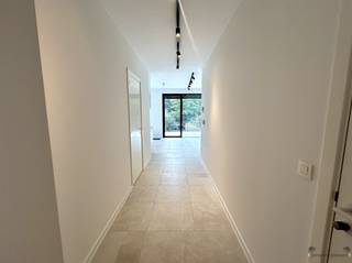 Gelegen aan de prachtige Mirabrug in Hamme, biedt deze nieuwe assistentiewoning de ideale thuis voor senioren die op zoek zijn naar comfort, rust...