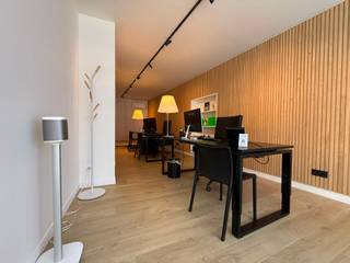 Kantoor-/winkelruimte te huur op toplocatie in Tielt<br /><br />Bent u op zoek naar een instapklare kantoorruimte op een uitstekende locatie? Dan is dit uw kans!<br /><br />Deze kantoorruimte is gelegen op de Markt van Tielt, een centrale en vlot bereikbare locatie met uitstekende visibiliteit voor klanten en bezoekers.<br /><br />
