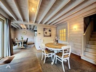 <p>Prachtige vrijstaande woning op een perceel van 1.745 m² combineert ruimte, comfort en gezelligheid. Via de inkomhal met gastentoilet en vestiaire bereikt u de lichtrijke leefruimte met zit- en eethoek, waar de pelletkachel voor een warme en uitnodigende sfeer zorgt.</p>
<p>Daarnaast beschikt het gelijkvloers over een bureelruimte of 4de slaapkamer, een volledig ingerichte leefkeuken, een was- en bergplaats en een bijkeuken met aparte douche.</p>
<p>De volledig afgesloten tuin vormt een echte troef, met een ruim terras, fruitbomen en meerdere toegangspoorten die zorgen voor privacy en toegankelijkheid. Bovendien beschikt de woning over een dubbele garage en meerdere autostaanplaatsen.</p>
<p>De bovenverdieping omvat 3 ruime slaapkamers, een stijlvolle badkamer uitgerust met bad, inloopdouche en dubbele lavabo, en een apart toilet.</p>
<p>Troeven:</p>
<ul>
<li>Energiezuinige woning uitgerust met 8 zonnepanelen en thuisbatterij (2022)</li>
<li>Verwarming via warmtepomp (2022)</li>
<li>Conforme elektrische keuring</li>
<li>Dankzij de volledige onderkeldering zijn alle leidingen eenvoudig bereikbaar</li>
<li>Prachtige tuin omgeven door groen en voorzien van fruitbomen</li>
<li>Ruim en volledig omheind perceel van 1.745 m²</li>
<li>Vlotte bereikbaarheid richting autosnelweg</li>
<li>Gelegen nabij het Albertkanaal en het Kasteel Goorhof</li>
</ul>
<p>Deze woning is te koop ZONDER makelaar via het concept van Smart Houses! Verdere inlichtingen of bezoek? Contacteer rechtstreeks de eigenaar via 0468/17.55.44</p>
