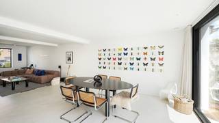 Stijlvol gerenoveerde woning met zuidgerichte tuin, rustig gelegen in het Oude Knokke, op wandelafstand van de winkels en de Groentenmarkt. Indeling: ruime inkomhal met vestiaire en gastentoilet. Lichtrijke en royale woon- en eetkamer met gezellige gashaard en directe toegang tot het zonnige terras en de tuin. Aansluitend bevindt zich de volledig uitgeruste open keuken met open haard en aangename ontbijthoek. Verder beschikt het gelijkvloers over een praktische bureauruimte, een douchekamer en toegang tot de kelder.<br />Op de eerste verdieping bevinden zich drie ruime slaapkamers, twee badkamers en een afzonderlijk toilet. De zolderverdieping is bereikbaar via een vaste trap en biedt tal van mogelijkheden als bijkomende slaapkamer, bureau of polyvalente ruimte. De zuidgerichte tuin met verzorgd terras geniet van optimale privacy en vormt een heerlijke plek om in alle rust van de zon te genieten. Als bijkomende troef beschikt de woning over een inpandige garage, bereikbaar via een achterliggende weg, met extra parkeermogelijkheid voor de poort. Een bijzonder complete en instapklare woning die hoogwaardige afwerking, optimaal wooncomfort en een uitstekende ligging in het Oude Knokke combineert. Contacteer Alex Dewulf voor meer informatie of een bezoek.