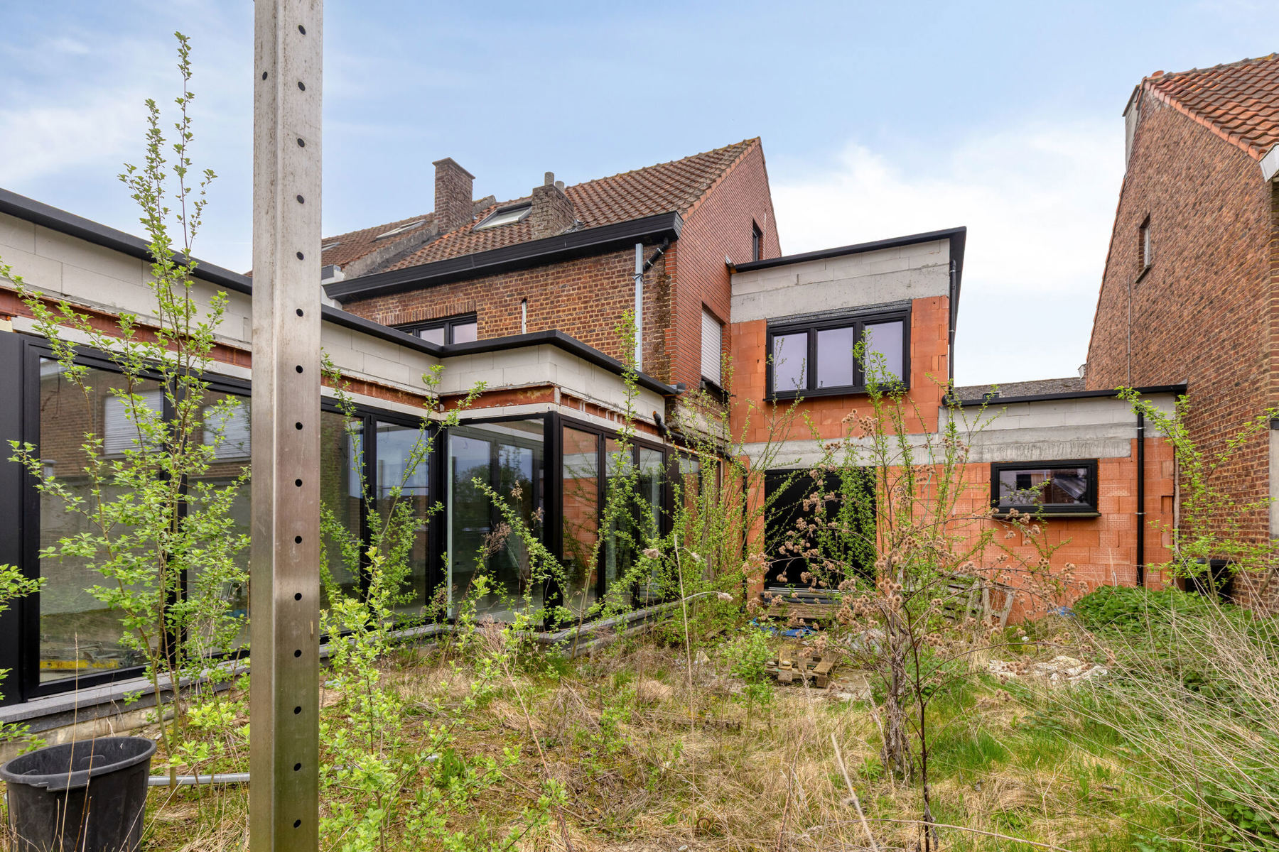 Ruime verder af te werken 2-gevel met 4 slaapkamers - foto 5