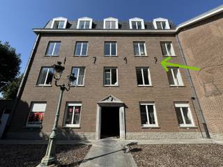 Immo Pické biedt U dit gunstig gelegen appartement (in centrum van Lembeek) op de tweede verdieping aan bestaande uit een woonkamer, een nachthal,...