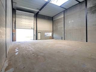 Warehouse for rent of approximately 170 m² in the center of Woesten. The warehouse is located 15 minutes from Poperinge and Ypres. <br /><br />Specifications: <br />- Sectional gate (4.5 m H x 4 m W);<br />- Clear height 7 m;<br />- Skylight;<br />- 2 standing places;<br />- Insulated <br /><br />In addition, the building has a spacious courtyard to run with a truck. <br />In short, a high-quality warehouse that is equipped with every comfort. <br /><br />Are you looking for a warehouse for rent in Woesten? Don't hesitate to contact us on 056 21 11 11!