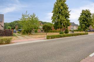 Deze ruime op te frissen woning is rustig gelegen aan de Sprinkelestraat 89 in Zutendaal, op wandelafstand van het centrum en alle dagelijkse voorzieningen.<br />Dankzij de gunstige ligging zijn ook de handelscentra van Lanaken, Bilzen en Genk vlot bereikbaar, telkens op slechts enkele minuten rijden.<br /><br />De woning is gelegen op een royaal perceel van 16 are en beschikt over een ruime woonoppervlakte van 220 m².<br />Met maar liefst 5 slaapkamers en de mogelijkheid om bijkomend een kamer te creëren op de zolderverdieping, biedt deze woning volop ruimte voor gezinnen en wie nood heeft aan extra kamers of een hobby-/werkkamer.<br /><br />In de voorbije jaren werden reeds verschillende renovatiewerken uitgevoerd. Zo werd het dak vernieuwd en geïsoleerd en voorzien van zonnepanelen.<br />Daarnaast werden op het gelijkvloers PVC-ramen geplaatst en werd de badkamer ingericht.<br /><br />Het ruime woonvolume, de vele slaapkamers en de grote leefkeuken vormen een uitstekende basis om deze woning verder naar eigen smaak te moderniseren en in te richten.<br /><br />Indeling:<br />Op het gelijkvloers bevindt zich een centrale inkomhal met toegang tot de leefruimte enerzijds en de ruime leefkeuken anderzijds.<br />Aansluitend aan de keuken is er een polyvalente ruimte die toegang biedt tot de badkamer, het gastentoilet, de cv-ruimte en twee praktische bergruimten.<br />De badkamer is ingericht met een wastafel en douche.<br /><br />Op de eerste verdieping bevinden zich 4 slaapkamers en een tweede, op te frissen badkamer.<br /><br />Via een vaste trap bereikt men de tweede verdieping. Hier bevinden zich een vijfde slaapkamer en een ruime zolderberging, die desgewenst verder kan worden ingericht en extra woonruimte kan creëren.<br /><br />Verder beschikt de woning over een kleine voorraadkelder.<br />De garage is uitgerust met een sectionaalpoort. Aansluitend bevindt zich een praktische houten tuinberging. Daarnaast is er een ruime carport aanwezig.<br /><br />De aangename tuin biedt volop privacy en geniet bovendien van een mooi uitzicht op het achterliggende groene bosgebied.<br />Een ideale omgeving voor wie houdt van rust en groen.<br /><br />Voornaamste troeven zijn:<br />- Ruime woning met 5 slaapkamers en mogelijkheid tot een extra kamer.<br />- Gelegen op een royaal perceel van 16 are.<br />- Grote voortuin en aangename, private achtertuin.<br />- Vernieuwd en geïsoleerd dak, voorzien van zonnepanelen.<br />- PVC-ramen op het gelijkvloers, alle ramen voorzien van rolluiken.<br />- Diverse mogelijkheden tot renovatie en verdere modernisering.<br />- Rustige en groene ligging, op wandelafstand van het centrum.<br /><br />Voor meer info, contacteer ons op 0473 79 29 30 of mail naar luc@vestio.com<br /><br /> 
