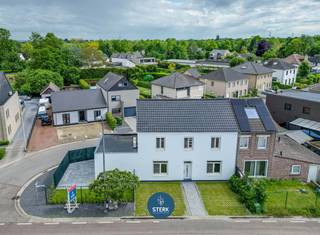 MODERN GERENOVEERDE GEZINSWONING MET 5 SLPKS + 2 BADKAMERS TE LANAKEN ! <br /><br />We vinden deze halfopen bebouwing met een bewoonbare oppervlakte van 257 m² terug op een perceel van 2a 06ca in Lanaken. <br /><br />Voor meer informatie, neem zeker een kijkje op onze website via de volgende link:<br />https://www.sterkvastgoedmakelaars.be/detail/te-koop-woning-lanaken/7478485?dosearch=True&amp;flowstatus=ForSale,ForSaleReserved,ForSaleWithBid,ToCompleteForSale,SoldUnderReserve,Sold&amp;pageindex=1&amp;pagesize=12&amp;searchpage=ForSale&amp;sortdirection=DESC&amp;sortfield=pub_flowstatus&amp;transactiontype=Sale