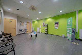 In het bruisende centrum van Wevelgem bevindt zich dit veelzijdige handelspand met een ruim duplex appartement, ideaal voor wie wonen en werken wil combineren of op zoek is naar een interessante investering.<br /><br />Het handelspand op het gelijkvloers beschikt over een lichtrijke en ruime handelsruimte met tal van indelingsmogelijkheden. Aangevuld met aparte bureauruimtes en een praktische keuken, biedt dit pand alle comfort voor diverse professionele activiteiten. Achteraan is er bovendien een ruime privatieve parkeerplaats aanwezig, toegankelijk via een poort, wat een absolute meerwaarde vormt voor zowel klanten als bewoners.<br /><br />Daarnaast is er een ruim en aangenaam duplex appartement voorzien. Dit appartement omvat twee volwaardige slaapkamers, een moderne badkamer en een open leefruimte met veel lichtinval dankzij de grote raampartijen. De leefruimte sluit naadloos aan op een volledig uitgeruste keuken met alle nodige toestellen. Aansluitend bevindt zich een uitzonderlijk groot terras waar het heerlijk vertoeven is en waar u in alle rust kan genieten.<br /><br />Zowel het handelspand als het appartement beschikken over een gunstig EPC-label B en zijn uitgerust met centrale verwarming op aardgas, wat zorgt voor een energiezuinig en comfortabel geheel.<br /><br />
