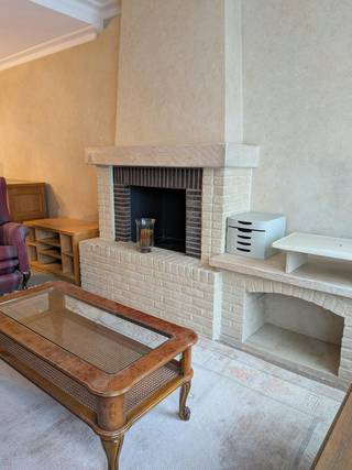 De woning bestaat uit een inkomhal aansluitend op de zitplaats en eetplaats. Verder is er een ruime leefkeuken met vaatwas. Op de beneden verdieping is er eveneens een badkamer met douche, dubbele lavabo en toilet.<br /><br />Eveneens een ruime veranda met aansluitend terras en stadstuin met tuinhuisje.<br /><br />De eerste verdieping omvat twee slaapkamers en de tweede verdieping een derde slaapkamer en een zolder die volledig is afgewerkt met isolatie.<br /><br />GEEN renovatieverplichting. Alle ramen in PVC en dubbel glas.<br /><br />De algemene voorwaarden van Dewaele DIY kunt u steeds raadplegen via dewaele.com.<br /><br />Bestuursmaatregelen in het maatregelenregister: in aanvraag