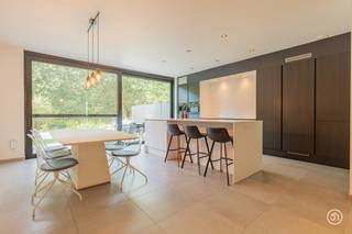 Vandaag nemen we je mee naar deze moderne en recente woning gelegen in een groene omgeving en doodlopende straat te Ruisbroek. Ideaal voor wie op zoek is naar een instapklare woning in een kindvriendelijke buurt.<br /><br />We komen binnen in de inkomhal, voorzien van een toilet en ingemaakte kasten, die toegang geeft tot de wasplaats. Deze ruimte is alsook voorzien van ingemaakte kasten. Verder lopen we door naar de ruime leefruimte met een aangename eetplaats waar licht en zicht op de tuin centraal staan. Aansluitend bevindt zich de volledig geïnstalleerde keuken en een praktische berging.<br /><br />Wanneer we de trap naar boven nemen, treffen we de ruime nachthal met toegang tot de drie ruime slaapkamers en een prachtige badkamer voorzien van een inloopdouche, bad en dubbele lavabo. Last but not least, is er een bureauruimte aanwezig die momenteel dienst doet als dressing.<br /><br />Verder is er een apart toilet aanwezig op de eerste verdieping.<br />Het dakraam in de nachthal zorgt voor extra lichtinval.<br /><br />In de zuidwest georiënteerde tuin kan je aangenaam genieten van een aperitiefje met zicht op het achterliggend bos.<br /><br />Dankzij de doodlopende straat beschik je over voldoende parkeermogelijkheden.<br />Verder is de woning voorzien van 14 zonnepanelen en vier airco's in de leefruimte en de slaapkamers.<br /><br />Heb je interesse in deze prachtige en energiezuinige woning in een groene omgeving?<br />Neem gerust contact op via roy@julimmo.be of 0498 62 74 71.