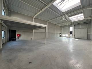KMO-unit van 288m² met 35m² mezzanine in het nieuwe bedrijvenpark "WOUDPARK", gelegen op het bedrijventerrein Genk-Noord, vlakbij de op- en afritten 30 (Park Midden-Limburg) en 31(Genk-Centrum) van de E314. <br /><br />KENMERKEN UNIT:<br />- oppervlakte: 288m² + 35m² mezzanine<br />- staalconstructie met geïsoleerde sandwichpanelen en steeldeck<br />- 2 elektrische sectionaalpoorten<br />- 2 loopdeuren, extra glaspartijen<br />- casco afwerking<br />- 63A stroomvoorziening<br />- aantal parkeerplaatsen: 4<br /><br />Vermelde huurprijs is exclusief BTW en gemeenschappelijke kosten!<br /><span><br />Onmiddellijk beschikbaar.</span>