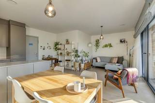 Dit aangename appartement met één slaapkamer is gelegen op het gelijkvloers van het gebouw 'Vive Verde'. De absolute troef van dit appartement is het ruime terras dat naadloos overgaat in een bijzonder aangename stadstuin met zuidelijke oriëntatie, waar u optimaal kunt genieten van de zon.<br /><br />Indeling van het appartement:<br />- lichtrijke woonkamer met open keuken en grote raampartijen die zorgen voor een aangename lichtinval<br />- volledig uitgeruste keuken met ingebouwde koelkast en diepvries, oven, vaatwasmachine, kookplaat en dampkap<br />- ruime slaapkamer van 13,5m² met aansluitende badkamer, uitgerust met een enkele wastafel en douche<br />- vanuit de slaapkamer heeft u zicht op de privatieve, volledig omheinde voortuin<br />- apart toilet<br />- berging met aansluiting voor een wasmachine en ventilatie D<br />- privatieve kelder (K21) op -1<br /><br />Het appartement beschikt over een EPC-label B, waardoor het reeds voldoet aan de Brusselse energetische normen voor 2045. Daarnaast kunt u genieten van de gemeenschappelijke tuin met vijver, die bijdraagt aan het groene en rustige karakter van het gebouw.<br /><br />Dankzij de gunstige ligging, met metro- en tramhaltes op wandelafstand, geniet u bovendien van een vlotte verbinding naar het centrum van Brussel.<br /><br />Wenst u dit appartement te bezoeken? Vraag uw bezoek aan via www.dewaele.com of neem rechtstreeks contact op met Danielle Kaluza via 0491 27 21 88.