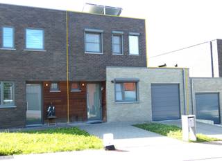 Cette maison récente à 2 façades est située dans un cul-de-sac, à proximité du centre d'Asse, à quelques pas des commerces, des écoles et des transports en commun (bus et gare). Au rez-de-chaussée, elle comprend un hall d'entrée avec toilettes invités, une buanderie/boutique, un espace de vie avec cuisine équipée ouverte (équipée d'un réfrigérateur, d'une plaque de cuisson à induction, d'une hotte aspirante, d'un évier simple, d'un lave-vaisselle, d'un four et d'un micro-ondes) et un garage/buanderie (avec plomberie pour lave-linge et sèche-linge). L'espace de vie et le garage donnent accès au jardin avec terrasse orientée sud-ouest (équipée d'un auvent). Le premier étage se compose d'un hall de nuit, d'une salle de bains (équipée d'une douche à l'italienne et d'un double lavabo), d'un local technique avec système de ventilation D, d'un WC séparé et de 3 chambres à coucher, dont l'une dispose d'une spacieuse armoire encastrée. Atouts supplémentaires : chauffage au sol | volets électriques partout | puits d'eau de pluie relié aux toilettes et à la machine à laver | porte de garage automatique |10 panneaux solaires + chaudière solaire. Disponible à partir du 01/11/2026. Pour plus d'informations ou une visite, envoyez un mail à affligem@immoaccenta.be