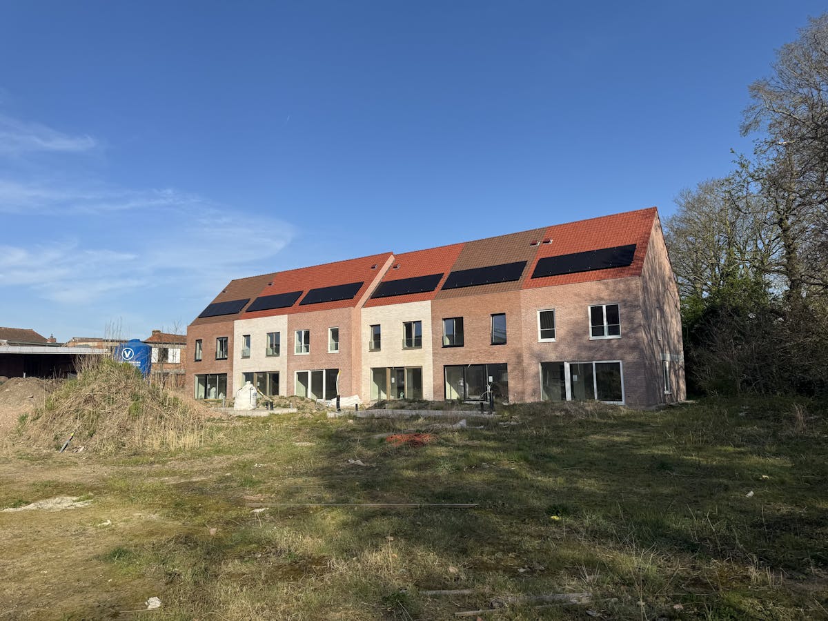 Nieuwbouwwoning met 3 slaapkamers op centrale maar rustige ligging te koop te Kortrijk. - foto 2