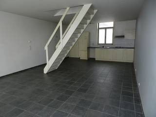 <p>Halfopen woning in het centrum van Boezinge, nabij openbaar vervoer en dagelijkse voorzieningen.</p>
<p> </p>
<p>Deze halfopen bebouwing biedt een praktische indeling en een aangename ligging in de woonkern van Boezinge. De woning beschikt over drie slaapkamers, een woonkamer met veel mogelijkheden en een functionele keuken. Dankzij de centrale ligging geniet u van een vlotte verbinding naar Ieper en omliggende gemeenten, terwijl winkels en openbaar vervoer zich vlakbij bevinden. Het terras zorgt voor extra buitenruimte om te ontspannen. Een interessante woning voor wie op zoek is naar een huis met potentieel in een rustige maar bereikbare omgeving.</p>
<p> </p>
<p>Belangrijkste ruimtes:<br />• Woonkamer met aangename leefruimte en veel indelingsmogelijkheden<br />• Keuken met praktische inrichting<br />• Badkamer met douche, toilet en enkele wastafel<br />• Terras met ruimte om buiten te genieten<br />• 3 slaapkamers geschikt als slaap-, kinder- of bureauruimte<br />• Zolder met extra bergruimte</p>
<p> </p>
<p>Troeven:<br />• Halfopen bebouwing met praktische indeling<br />• Centrale ligging in Boezinge nabij openbaar vervoer<br />• 3 volwaardige slaapkamers en extra zolderruimte</p>
<p> </p>
<p>Neem vandaag nog contact op met je ERA-makelaar voor een bezoek.</p>
<p> </p>
<p>JOUW DROOMHUIS. ZO GEVONDEN!</p>