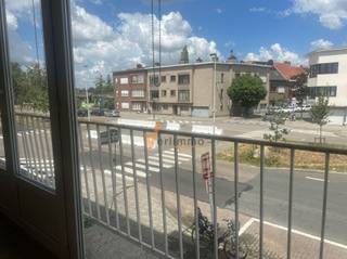 <p><span>Op te frissen appartement met 2 slaapkamers in verzorgd gebouw.</span></p><p><span>Op een centrale en vlot bereikbare locatie bevindt zich dit te renoveren appartement met een bewoonbare oppervlakte van ca. 75 m², gelegen aan de Ringlaan 32 te Merksem. </span></p><p><span>Dankzij de ligging geniet u van een uitstekende bereikbaarheid en bevindt u zich in de nabijheid van winkels, scholen en openbaar vervoer.</span></p><p><span>Privé kelder inclusief.<br />Dit te renoveren appartement is ideaal als starterswoning, gezinswoning of als interessante investering met aantrekkelijk verhuurpotentieel, dankzij de gunstige ligging en de ruime mogelijkheden die het pand biedt.</span></p><p><span>Interesse?</span></p><p><span>Bent u op zoek naar een appartement dat u volledig naar uw eigen smaak kunt renoveren en inrichten? </span></p><p><span>Neem vandaag nog contact op voor meer informatie of een vrijblijvende bezichtiging.</span></p><p><span><br />Paalstraat 63, 2900 Schoten<br />03 658 74 74<br />info@verlimmo.be<br />www.verlimmo.be</span></p><p><span>Verlimmo Voel je thuis.</span></p>