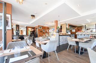 <p><span>Goed draaiende horecazaak met bewezen omzet op een zeer centrale en commerciële ligging te Knokke, ter hoogte van het kruispunt van de Lippenslaan en de Elizabetlaan.</span></p><p><span> </span></p><p><span>Samenstelling: gelagzaal (+/- 60 zitplaatsen), bar, heren- en damestoilet, volledig ingerichte professionele keuken met toegang tot gemene delen. Voorbereidingsruimte met bordenlift, aparte berging (voorraad), toilet met kleine kleedruimte. De overnameprijs is niet in de huurprijs inbegrepen. De ruimte leent zich eveneens voor uitbating vrij beroep, praktijkruimte, kantoorruimte, kapper, schoonheidsinstituut, ... . Oppervlakte restaurant: 90m², oppervlakte koude keuken: 55m². Naast de maandelijkse huurprijs betaalt u als huurder ook de onroerende voorheffing, de syndickosten en een overname.</span></p>