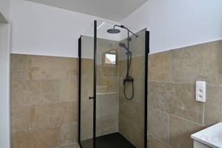 Instapklaar appartement met 3 slaapkamers en staanplaats nabij het centrum van Tongeren<br />Rustig gelegen en op enkele minuten van het stadscentrum van Tongeren zijn wij op zoek naar de ideale koper/investeerder voor dit instapklare appartement. Door de nabijheid van verschillende invalswegen kan men hier rekenen op een vlotte verbinding. Bijkomend vinden wij in de nabije omgeving scholen, bushaltes, treinstation, supermarkten, ... terug.<br /><br />Het appartement is gelegen op de 1ste verdieping en is voorzien van een ingerichte open keuken en  leefruimte, drie ruime slaapkamers, een aparte badkamer met toilet, douche, lavabomeubelaansluitingen, alsook een wasplaats met aansluitingen voor wasmachine en droogkast. Het appartement is voorzien van nieuwe beglazing, infraroodpanelen, airco (koelen en warmen), alsook nieuwe vloeren, keuken, enzovoort. Het gehele appartement werd tevens voorzien van een nieuwe verflaag.<br />Verder treffen we hier een gemeenschappelijke nachthal, een berging en een inpandig zonneterras met prachtig uitzicht.<br /><br />Dit appartement beschikt eveneens over een ruime buitenstaanplaats inclusief de vraagprijs en een gemeenschappelijke fietsenstalling.<br /><br />Nieuwsgierig? Neem contact met ons op om dit knappe appartement te ontdekken: 011 70 70 19 of mail naar hallo@duovastgoed.be.<br /> 