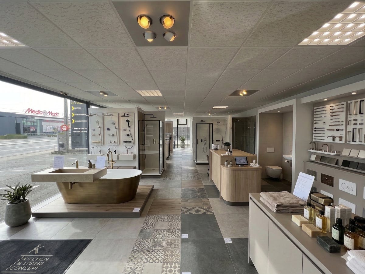 Showroom d'environ 110 m² avec 5 places de parking dans le Mammoth Center - photo 5