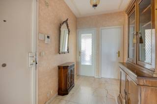 <p>Op een centrale en gegeerde ligging in Jette bevindt zich dit verzorgde appartement op de vierde verdieping van een residentie met lift. Winkels, openbaar vervoer, scholen en belangrijke invalswegen bevinden zich op korte afstand.</p><p></p><p>Het appartement bestaat uit een ruime inkomhal met vestiaire en apart gastentoilet, een lichtrijke woonkamer met gezellige cassettehaard, een aparte keuken met toegang tot het balkon, een praktische berging, een badkamer met douche en twee ruime slaapkamers, waarvan één met ingebouwde kasten.</p><p></p><p>Extra troeven zijn de privatieve kelder en de afgesloten garage, die zorgen voor voldoende bergruimte en parkeergelegenheid.</p><p></p><p>Hoewel het appartement een opfrissing kan gebruiken, werd het steeds met zorg onderhouden en biedt het veel potentieel om naar eigen smaak te worden ingericht.</p>