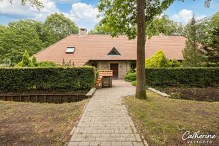 <p>Welkom aan De Singel 21, waar rust, ruimte en absolute privacy centraal staan. Deze vrijstaande villa (maar liefst 380 m² bewoonbaar) is idyllisch gelegen op een prachtig zuidoost georiënteerd perceel van 2.505 m².</p>
<p>Bij het binnenkomen ervaart u de ruimte en het natuurlijke licht. In de stijlvolle leefruimte, met gezellige zit- en eethoek, open haard en bar met zicht op de tuin komt u perfect tot rust. De ruime keuken met ontbijthoek biedt u ook alle comfort. Aansluitend is er ook een keukenberging. Buiten is het alle seizoenen genieten: de fraai aangelegde, volgroeide tuin met prachtige bomen beschikt over 2 overdekte terrassen en een ingebouwde BBQ. Hier beleeft u onvergetelijke avonden met familie en vrienden!</p>
<p>Deze villa past zich moeiteloos aan uw levensstijl aan. Dankzij twee volwaardige kantoorruimtes op het gelijkvloers is dit de perfecte uitvalsbasis voor een vrij beroep of privépraktijk. Ook kangoeroewonen behoort absoluut tot de mogelijkheden. Bovendien geniet u hier van levenslang wooncomfort dankzij de ruime master bedroom (met ensuite dressing en badkamer) op het gelijkvloers.<br />Verder is er ook een dubbele inpandige garage met berging.</p>
<p>Op de 1ste verdieping ontdekt u nog eens drie volwaardige slaapkamers, twee extra badkamers, een sauna en een ruime zolderberging. De 2de bijzonder ruime kamer biedt tal van mogelijkheden en kan desgewenst ingericht worden als zelfstandige studio (conciërge, nanny ...), de nodige aansluitingen voor een keuken en/of badkamer zijn reeds aanwezig.<br /><br />Om uw wooncomfort compleet te maken, beschikt dit eigendom nog over enkele fantastische extra troeven. Zo is het gelijkvloers voorzien van aangename vloerverwarming en is de hele woning veilig uitgerust met een alarmsysteem. Daarnaast is er een grote privatieve parking en is er een handige aparte, tweede inkom voorzien. Buiten is er ook een grondwaterput en een grote houtberging die discreet in de tuin werd geïntegreerd. Tot slot schuilt er boven de master bedroom nog een prachtig blanco canvas: een zolderruimte van maar liefst 38 m² met een mooie plafondhoogte, klaar om nog volledig naar uw eigen wensen in te richten!</p>
<p>De woning beschikt over een gunstig EPC-label C.<br /><br />De woning bevindt zich in de nabijheid van verschillende dorpskernen met winkels en horeca (Schilde, 's Gravenwezel, St-Antonius en St-Job-In't-Goor).</p>
<p>Heeft u altijd al gedroomd van een prachtig, ruim perceel waar u absolute rust en privacy ervaart? U heeft de unieke kans om de aanpalende bouwgrond van ca. 1.848 m² mee aan te kopen (vrijblijvend). Zo transformeert u uw tuin tot een exclusief landgoed van ruim 4.353 m² omgeven door groen.<br />Optionele aankoop aangrenzende bouwgrond: prijs op aanvraag.<br /><br />De woning is door de jaren heen met veel liefde en zorg onderhouden. Ze is instapklaar, maar biedt tegelijkertijd fantastische mogelijkheden om met uw eigen accenten of renovatie-ideeën uw ultieme droomthuis te creëren.<br /><br />P-score: C<br />G-score: A</p>
<p>Komt u de sfeer, de rust en het enorme potentieel van deze elegante villa met pachtige tuin waar u absolute privacy hebt graag zelf ervaren? Aarzel niet en neem vandaag nog contact met me op en we plannen meteen een bezoek in.</p>
<p>Catherine – 0472 23 14 51 – welkom@catherinevastgoed.be</p>
