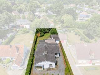 Op zoek naar een woning met veel potentieel?Ontdek deze charmante bungalow op een royaal perceel van 1.040 m², ideaal gelegen in het geliefde...