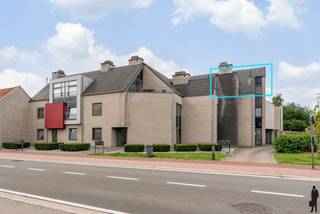Huurprijs: 750 EUR per maand+ 50 EUR per maand voor autostaanplaats onder carpoort+ 50 EUR per maand gemeenschappelijke kostenKosten...