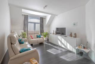 <p>Instapklare en zeer verzorgde woning met bureel/praktijk.</p><p></p><p>Deze eigendom werd in 2014 totaal gerenoveerd en omvat een formidabel appartement met twee grote slaapkamers, twee badkamers en prachtige keuken met leefruimte op de 3de verdieping.</p><p></p><p>Op het gelijkvloers en de eerste verdieping is op heden een medische praktijk/bureau ingericht met ontvangstruimte + onthaal, drie afgesloten burelen, een vergaderzaal en geinstalleerde keuken met eetplaats.</p><p></p><p>Een prachtige hall verbindt het luxueuze appartement met de burelen/praktijk. Echter het mogelijk om de burelen van een aparte toegang te voorzien, zo kan de woning enorm uitgebreid worden.<br /><br />De burelen op de eerste verdieping kunnen vlot als twee extra slaapkamers bij de bovengelegen woonst gevoegd worden.</p><p></p><p>Een extra bergzolder en grote kelder met toegang tot leuke koer zijn verder te ontdekken.</p><p></p><p>Er zijn aparte tellers en verwarmingsinstallaties per unit aanwezig, als ook een centraal ventilatiesysteem en 40m² aan zonnepanelen wat een uitzonderlijk zuinig energieverbruik mogelijk maakt.</p><p></p><p>Deze eigendom is uiterst geschikt voor een combinatie van wonen en werken of investeren in rendabel vastgoed.</p><p></p><p>EPC 235 kWh/m² jaar (klasse E)</p><p>Elektrische keuring conform AREI</p>