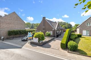 Voor meer info of een bezoek, bel 054 69 39 36 - VERKOOP ONDER AANDELEN - In Okegem bevindt zich deze charmante woning met ruime opslagplaats van...