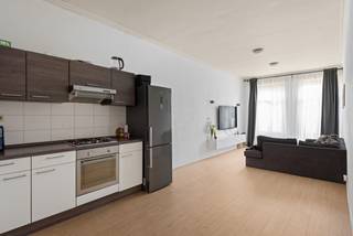 <b>Recent 1-slaapkamer appartement aan Slachthuissite<br /><br /></b>- Reeds 30% verkocht van project -<b><br /></b>Gelegen aan de Slachthuissite: een buurt die de laatste jaren enorme stappen heeft gemaakt en momenteel erg veel investeerders aantrekt door haar geschiedenis en veelbelovend toekomstperspectief.<br />De komende jaren zal hier een aanzienlijke <strong>transformatie </strong>plaatsvinden met verschillende nieuwe <strong>ontwikkelingsprojecten </strong>en <strong>herbestemmingen </strong>van historische panden.<br />Deze buurt biedt de bewoner een unieke mix van de authentieke, industriële charme en de moderne stadsvernieuwing.<br />In combinatie met een uitzonderlijk mooie mobiscore is het hier aantrekkelijk wonen voor wie wil genieten van het stadsleven, zonder in te boeten aan comfort en leefbaarheid.<br /><br />Het appartement zelf meet 59 m² en werd volledig <strong>gerenoveerd </strong>in 2008: voorzien van moderne afwerking en faciliteiten.<br />De EPC-score van B houdt in dat er geen renovatieverplichting geldt!<br />Er is een <strong>aparte slaapkamer </strong>die voldoende ruimte biedt voor een tweepersoonsbed en een kledingkast. De badkamer werd uitgerust met modern sanitair.<br />De lage maandelijkse kosten van slechts 25 euro maken dit appartement bijzonder aantrekkelijk voor zowel starters als investeerders.<br /><br /><strong>Bijzonderheden:<br /></strong><span>- Volledig verbouwd in 2008</span><br /><span>- Verhuurd - mits inachtname huurders</span><br /><span>- Aparte meters<br /></span>- Kelderberging