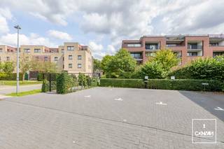 Parkeerplaats gelegen aan de residentie "Parkview VI" - gelegen op de kruising van de Hundelgemsesteenweg en Eindeke te Gentbrugge<br /><br />Parkeerplaats is vlot bereikbaar<br />+-45 euro/jaar aan syndicuskosten<br /><br />Mogelijkheid om de naastgelegen parkeerplaats ook aan te kopen. Beide zijn voorzien van <strong>parkeerbeugel</strong>.<br /><br />Contacteer Laura voor meer info: <strong>laura@convas.be </strong>of <strong>0492 07 26 62</strong>