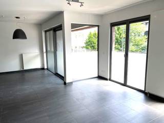 prachtig appartement met twee slaapkamers gelegen nabij het Kempischdok jachthaven .Indeling :inkomhal ,ruime living met terras , volledig ingerichte keuken met eiland , badkamer met ligbad, aparte douche ,lavabo met meubel , toilet , berging , 2 slaapkamers waarvan één met terras ,PRIJS APPARTMENT 1400 €+125 € ondergrondse parking + 150 € gemeenschappelijke kosten ,