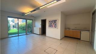 <strong>Kantoor met 2 ( mogelijks 3 ) bureelruimtes</strong>, ideaal gelegen in het centrum van <strong>Loppem</strong>.<br />Dit pand met zeer goede visibiliteit is centraal gelegen langs een drukke invalsweg vlakbij de expresweg.<br />Geschikt voor zowel kantoor als praktijkruimte, maar leent zich ook voor uitbating in de beauty branche zoals visagiste, nagelstudio, kapperszaak of trimsalon.<br />Ook geschikt voor vrije beroepen of andere bestemmingen. <br />+ Vlotte bereikbaarheid!<br />+ Voldoende parkeermogelijkheid!<br /><strong>+ Energielabel B!</strong><br /><br /><strong>De glazen wand en banksas in de inkom van het pand kunnen verwijderd worden om zo een extra ( 3e ) ruimte te bekomen!</strong><br /><br />Commerciele ruimte thans opgesplitst in een wacht- ontvangstruimte met balie en 2 bureelruimtes. Verder is er nog een stockageruimte, kitchenette, toilet, kelder, terras met tuintje en een autostandplaats.<br />#slimondernemen #loppem #zedelgem<br /><br />Beschikbaar Onmiddellijk vrij !