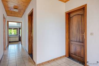 <p><span>Vous recherchez une </span><span>maison de plain-pied dans un cadre paisible</span><span>? Cette charmante maison de style ouvert située à Oudsbergen offre un agréable mélange de confort, d'intimité et d'espace fonctionnel.</span></p><p><span>La maison dispose de </span><span>deux chambres</span><span> et est entièrement aménagée de plain-pied, ce qui garantit un cadre de vie confortable et accessible. </span><span>L'aménagement ouvert</span><span> offre en outre une intimité et un espace agréables tout autour de la maison.</span></p><p><span>Outre les pièces à vivre, la maison dispose d’une </span><span>cave et d’un grenier</span><span>, parfaits pour servir d’espace de rangement supplémentaire. Le </span><span>garage</span><span> constitue</span><span> également </span><span> un atout pratique majeur et permet de garer une voiture en toute sécurité ou de ranger des vélos et du matériel.</span></p><p><span>Située au calme</span><span>,</span><span>cette maison </span><span> constitue ainsi un foyer idéal pour ceux qui recherchent un cadre de vie agréable, alliant tranquillité et intimité.</span></p><h3><span>Atouts</span></h3><ul><li><span>Maison de plain-pied</span></li><li><span>Construction ouverte</span></li><li><span>Garage</span></li><li><span>Cave</span></li><li><span>Situation calme</span></li><li><span>Installation électrique conforme</span></li></ul><p><span>Une opportunité intéressante pour ceux qui recherchent une </span><span>maison pratique de plain-pied avec garage et cave, située dans un environnement calme à Oudsbergen</span><span>.</span></p><p><span>Cela vous intéresse ? Contactez-nous pour plus d'informations ou pour organiser une visite sur place.</span></p>