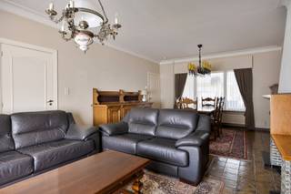 Deze halfopen bebouwing met 3 slaapkamers is gunstig gelegen te Mol-Achterbos. Alle faciliteiten zoals winkels, horeca, scholen en openbaar vervoer bevinden zich in de nabije omgeving. Dankzij de ligging nabij de N18 zijn zowel de woning als omliggende gemeenten vlot bereikbaar.<br /><br />Indeling:<br />De woning wordt betreden via de inkomhal, die toegang biedt tot de keuken en de ruime woonkamer met gezellige houtkachel. Via de keuken is er toegang tot de kelder. Achteraan bevindt zich een apart toilet, een ruime berging/wasplaats met douche en een aangename veranda.<br /><br />Op de eerste verdieping bevinden zich drie slaapkamers en een badkamer met bad, toilet en wastafel.<br /><br />Buiten geniet u van een ruime tuin met garage en achterliggende berging. De tuin is achteraan bereikbaar via een recht van doorgang.<br /><br />Extra troeven:<br />- Zeer veel potentieel<br />- Achterliggende bereikbaarheid via recht van doorgang<br />- Ruime tuin<br />- Achteraan gelegen in agrarisch gebied<br /><br />Renovatieverplichting voor residentiële gebouwen is van toepassing. Meer info: https://energiesparen.be/renovatieverplichting.<br /><br />Voor meer informatie of een bezoek, neem contact met ons op via info@vastengoed.be of bel naar 014/72 73 74.<br /><br />(Wenst u een gratis schatting van uw eigendom? Neem contact met ons op via 014/72 73 74.)