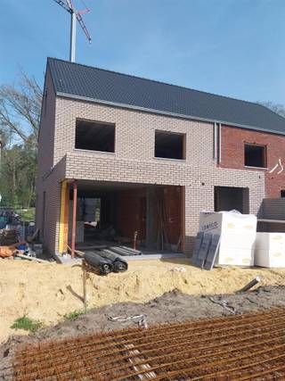 Zeer ruime nieuwbouwwoning met alle comfort.  De zuidgerichte woning heeft een totale oppervlakte van 215 m²  en  is  zeer rustig gelegen op een...