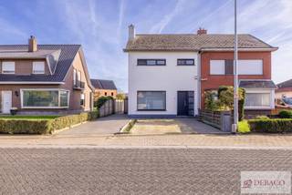 Bent u op zoek naar een prachtige instapklare woning op een uitstekende locatie in Herenthout? Deze mooie woning is centraal gelegen in Herenthout en combineert ruimte met de levendigheid van het dorpscentrum en een prachtige aangename tuin. Op wandelafstand bevinden zich tal van voorzieningen als winkels, horeca en openbaar vervoer. <br /><br />Binnenin wordt u verwelkomd in de inkomhal die uitgeeft op een mooie en gezellige leefruimte. Vanuit de leefruimte krijgt u toegang tot de volledig geïnstalleerde keuken. Naast de keuken is er ook nog een zeer praktische bergruimte aanwezig. Verder is er op het gelijkvloers nog een apart gastentoilet, een functionele bureauruimte en een zeer handige wasberging met nog een douchecabine aanwezig. <br /><br />Op de eerste verdieping bevinden zich twee mooie slaapkamers en een prachtige geïnstalleerde badkamer met een ruime inloopdouche, lavabo en toilet. <br /><br />Op de tweede verdieping is er een zeer mooie en ruime slaapkamer aanwezig, welke voorzien is van een airco. <br /><br />Ten slotte is er nog een heel aangename tuin aanwezig met een overdekte lounge en een tuinberging. Helemaal achteraan de tuin vindt u nog een praktische garage met een automatische poort, deze garage kan perfect dienen als werkplaats of extra bergruimte. <br /><br />De EPC-waarde bedraagt 225kWh/m² (Label C).<br /><br />Troeven: <br />+ Uitstekende locatie in Herenthout! <br />+ Charmante instapklare woning <br />+ 3 mooie slaapkamers <br />+ Alle nodige comfort aanwezig<br />+ Aangename tuin met overdekte lounge en garage <br />+ EPC C (Geen renovatieplicht!) <br />+ EK conform <br /><br />Interesse in deze prachtige instapklare woning in centrum Herenthout? <br />Contacteer ons snel via: <br />info@debaco.be of bel ons op 014/73.77.77 voor een bezoek ter plaatse!