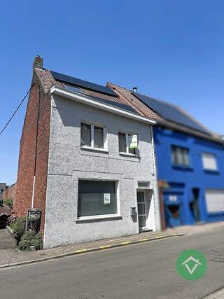 Deze verzorgde woning is gelegen in de Langepijpestraat te Torhout, op een strategische locatie tussen het bruisende centrum van Torhout en de Vredeweg richting Lichtervelde. Dankzij deze gunstige ligging geniet u van een uitstekende bereikbaarheid, terwijl winkels, scholen, sportfaciliteiten en openbaar vervoer zich op korte afstand bevinden.<br /><br />Indeling<br />Via de inkomhal komt u terecht in de lichtrijke leefruimte met aangenaam zicht op de tuin. De woonruimte omvat een gezellige zit- en eetplaats. Aansluitend bevindt zich de volledig geïnstalleerde keuken met directe toegang tot het aangelegde terras.<br /><br />Achter de keuken vindt u de badkamer, uitgerust met een lavabo, toilet en douchecabine, alsook een praktische wasruimte.<br /><br />Op de eerste verdieping bevinden zich de nachthal, een afzonderlijk gastentoilet en drie volwaardige slaapkamers.<br /><br />Via een vaste trap bereikt u de zolderverdieping, waar de mogelijkheid bestaat om twee extra slaapkamers te creëren.<br /><br />Troeven van deze woning<br />✔ Elektrische installatie conform gekeurd tot 2050<br />✔ Energiezuinig met EPC-label C<br />✔ Voorzien van zonnepanelen<br />✔ Mogelijkheid tot het creëren van extra slaapkamers<br />✔ Centrale ligging nabij centrum en invalswegen<br />✔ Ideaal als starterswoning of investeringseigendom<br /><br />Bent u op zoek naar een instapklare woning met potentieel op een strategische locatie? Neem dan vandaag nog contact op voor een bezoek ter plaatse.
