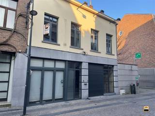 2 handelspanden met bovenliggend duplex-appartementin centrum Tongeren (2 huisnummers) Pal in het centrum van Tongeren vinden we deze handelszaak met...
