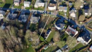 <p><strong>Twee Zuidgerichte Bouwgronden zonder Achterburen in rustige wijk nabij centrum Duffel</strong></p><p><strong></strong></p><p> </p><p><strong>Woningbeschrijving en indeling</strong></p><p>Deze twee aaneengrenzende percelen bouwgrond bieden een mooie opportuniteit voor wie rustig en groen wil wonen, zonder in te boeten aan bereikbaarheid. De percelen zijn volledig zuidgericht, genieten van veel privacy door het ontbreken van achterburen en kijken uit op een groene omgeving achteraan. Dankzij de rustige ligging in een wijk met enkel lokaal verkeer woont u hier bijzonder aangenaam en sereen.</p><p></p><p>Het betreft lot 3 met een oppervlakte van 519,61 m² en lot 4 met een oppervlakte van 496,68 m². De gronden zijn geschikt voor halfopen bebouwing of, indien samengevoegd, voor open bebouwing. Hierdoor bieden ze niet alleen mogelijkheden voor een klassieke gezinswoning, maar ook voor een meer toekomstgerichte invulling, zoals cohousing met twee gezinnen of kangoeroewonen.</p><p></p><p>De maximale voorgevelbreedte bedraagt 7 meter per halfopen bebouwing of 14 meter bij open bebouwing. De overige bouwvoorschriften zijn ruim en verkrijgbaar op aanvraag. Beide percelen beschikken over een blanco bodemattest, zijn niet gelegen in overstromingsgebied en zijn bovendien aansluitbaar op het fibernetwerk.</p><p>De percelen worden aangeboden als één geheel voor € 560.000 of afzonderlijk:</p><ul><li><p>Lot 3: € 285.000</p></li><li><p>Lot 4: € 275.000</p></li></ul><p> </p><p></p><p></p><p></p><p><strong>Locatie</strong></p><p>De ligging is zonder meer een sterke troef. U woont hier in een bijzonder rustige woonwijk, op slechts 1 kilometer van het centrum en station van Duffel. Het station biedt een vlotte halfuurverbinding naar Antwerpen en Brussel en beschikt over ruime gratis parking en veilige fietsenstallingen.</p><p></p><p>In de directe omgeving bevinden zich tal van dagelijkse voorzieningen, waaronder kinderopvang, kleuter-, lagere en middelbare scholen, evenals een uitgebreid sportaanbod met sporthal, gymhal, atletiekpiste, voetbal- en sportterreinen en zwembad. Ook de verbinding naar Kontich, Lint en omliggende gemeenten verloopt vlot, zowel met de wagen als met de fiets. Bovendien zijn de op- en afritten van de E19 makkelijk bereikbaar, wat deze ligging extra interessant maakt voor pendelaars.</p><p> </p><p></p><p></p><p><strong>TROEVEN</strong></p><p>+ Twee aaneengrenzende percelen van 519,61 m² en 496,68 m²</p><p>+ Geschikt voor halfopen of open bebouwing</p><p>+ Volledig zuidgericht en zonder achterburen</p><p>+ Rustige ligging in wijk met enkel lokaal verkeer</p><p>+ Op 1 km van centrum en station van Duffel</p><p>+ Blanco bodemattest, geen overstromingsgebied en aansluiting op fibernetwerk mogelijk</p>