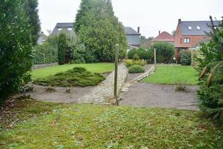 Karakter volle ruime woning op een prachtig stuk grond van maar liefst 1472m²!! Indeling : Inkomhal , woonkamer , keuken , bureau , badkamer ,...