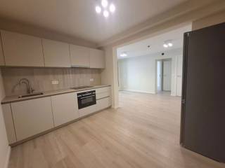 Volledig gerenoveerde luxe appartement met ‘state-of-art’ afwerking en veel lichtinval te Antwerpen-centrum in de levendige wijk tussen het ‘Stadspark’ en het ‘Centraal-Station’, in een totaal gerenoveerd project met moderne en aantrekkelijke voorgevel. 

Het betreft hier een appartement met een ruime woonkamer en ingerichte ‘Pico-Bello’ keuken met kookplaat, dampkap, oven, koel- en ijskast en aansluiting voor vaatwas, nachthal,  apart gastentoilet met handenwasser, en 1,5 slaapkamers,  één en-suite badkamer met inloopdouche en één met en-suite badkamer met ligbad, toilet en wastafel. 
Een extra troef is het balkon met buitenruimte.
Extra: 2 liften, videofonie, Fietsenberging, aansluiting W/D, eerste bewoning na renovatie, privatieve kelder. Ideaal voor starters en/of expats. 

Onmiddellijk beschikbaar: Lage algemene onkosten - individuele meters. Huurprijs: € 1.250. 
Er is een mogelijkheid om een nabijgelegen parkingplaats te huren.

Enkel serieuze kandidaten! 
Wenst U meer info te bekomen of een bezichtiging in te plannen? 
Contacteer dan zeker ons kantoor:  verhuur@empire-estates.be