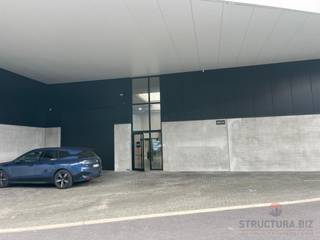 Prachtig afgewerkte loods te koop in Vilvoorde langs de Mechelsesteenweg. De opslagruimte omvat een showroom van 573 m², die ook geschikt is...