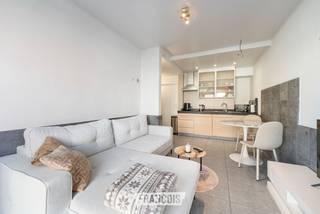 Dit éénslaapkamerappartement is gelegen in een kleinschalige residentie in het hart van Westende-Bad. Dankzij de centrale ligging bevinden winkels, horeca, het strand en andere dagelijkse voorzieningen zich allemaal op wandelafstand.<br /><br />Het appartement beschikt over een aangename leefruimte met open keuken en aansluitend terras. Verder is er een badkamer met douche en een afzonderlijke slaapkamer.<br /><br />Dankzij de ligging en praktische indeling is dit appartement zowel geschikt als tweede verblijf als voor de verhuur. Het pand is bovendien verhuurklaar en beschikt over een conformiteitsattest, wat het extra interessant maakt als investering.<br /><br />Heeft u interesse in dit appartement? Contacteer ons dan voor meer informatie of om een bezoek in te plannen.<br /><br />