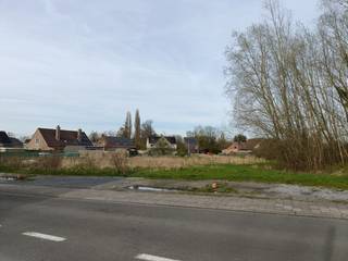 Bouwgrond te koop met een totale oppervlakte van 524m² voor halfopen bebouwing, vrij van aannemer en zonder enige bouwverplichting.<br />Stedenbouwkundige voorschriften beschikbaar op aanvraag. Goedgekeurde bouwaanvraag is reeds beschikbaar.<br /><br />Voor inlichtingen, contacteer Quirijn op het nummer 0476 66 61 39 of via quirijn.pannecoucke@durabrik.be <br /> 