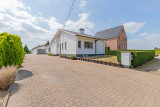<strong>ZOTTEGEM - Rustig gelegen bungalow in het groen</strong><br />EERSTE BEZOEKDAG VRIJDAG 07/08 VAN 15U TOT 19U (enkel op afspraak!)<br /><br />Op zoek naar een woning waar rust, ruimte en een uitstekende bereikbaarheid hand in hand gaan? Deze verzorgde bungalow is gelegen op een prachtig perceel van 45a 27ca, omgeven door groen en met een vrij uitzicht over de omliggende velden. Ondanks de landelijke ligging bevinden het centrum van Zottegem en de belangrijkste verbindingswegen zich op korte afstand, waardoor u hier geniet van het beste van twee werelden.<br /><br />De woning werd doorheen de jaren steeds goed onderhouden en biedt een solide basis voor wie graag een eigen toets aan zijn toekomstige thuis geeft. De bungalow omvat een inkomhal met gastentoilet, een lichtrijke leefruimte met aansluitende eetplaats en keuken, drie slaapkamers, een badkamer en een praktische kelder. Dankzij de gelijkvloerse indeling, de aangename leefruimtes en het mooie contact met de tuin beschikt deze woning over heel wat potentieel om ze volledig naar eigen smaak op te frissen en te moderniseren.<br /><br />Aansluitend bevindt zich een afzonderlijk bijgebouw met een volledig ingerichte studio, voorzien van een eigen badkamer en kitchenette. Samen met de twee garages biedt dit bijgebouw tal van mogelijkheden.<br /><br />De fraai aangelegde tuin vormt een groene oase waar u in alle privacy kunt genieten van de rust en het open landschap. Voor wie op zoek is naar nog meer ruimte, kan bovendien een aansluitend perceel van 99a 43ca worden aangekocht. Daarnaast is op wandelafstand van de woning een landbouwgrond van 69a 71ca beschikbaar. Hierdoor is deze eigendom uitermate geschikt voor paardenliefhebbers of voor het houden van andere dieren, maar ook voor wie droomt van extra buitenruimte of een landelijke hobby.<br /><br />Deze eigendom combineert een uitzonderlijke groene ligging met een vlotte bereikbaarheid en biedt een unieke kans voor wie op zoek is naar een goed onderhouden woning met opfrispotentieel, veel privacy en tal van mogelijkheden.<br /><br />Neem gerust contact met ons op voor meer informatie of plan vandaag nog uw bezoek via 053/60.65.60. Wij leiden u graag rond.