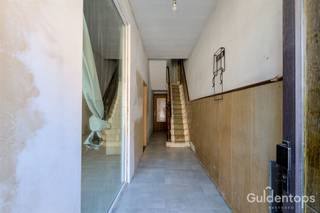 <p>Deze te renoveren eigendom in Duffel biedt met een bruikbare vloeroppervlakte van 192 m² (volgens EPC) heel wat mogelijkheden om er een fijne gezinswoning van te maken.</p><p>Op het gelijkvloers bevinden zich de leefruimtes, keuken en badkamer, met aansluitend toegang tot de tuin. De verdieping telt momenteel 3 slaapkamers. Ook de zolder biedt extra potentieel en kan, mits de nodige vergunningen, verder worden ingericht met bijvoorbeeld een bijkomende slaapkamer en badkamer.</p><p>Een belangrijke troef is de diepe tuin. Helemaal achteraan bevindt zich een achterbouw, ideaal als bergruimte, hobby- of speelruimte of als gezellige plek om tijdens de zomermaanden te vertoeven.</p><p>Het pand dient volledig gerenoveerd te worden en biedt zo de mogelijkheid om indeling, afwerking en comfort volledig op de eigen wensen af te stemmen.</p><p><strong>Troeven:</strong><br />- 192 m² bruikbare vloeroppervlakte (volgens EPC)<br />- 3 slaapkamers + mogelijkheden op zolder<br />- Diepe tuin<br />- Achterbouw<br />- EPC-label D<br />- Conforme elektrische installatie<br />- Hellend dak vernieuwd en geïsoleerd<br />- Plat dak deels geïsoleerd<br />- Gunstige ligging nabij scholen en centrum</p><p>Interesse? Contacteer ons via <strong>dorine@guldentopsvastgoed.be.</strong></p>