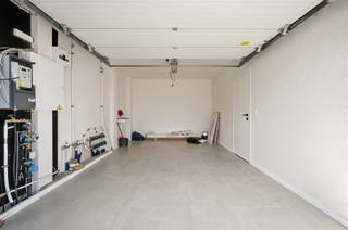 <p><span>Voor u binnentreedt in deze zeer ruime woning, vallen verscheidene elementen op: mooie, gelijmde gevelstenen (MBI Geostylistics), veel parkeermogelijkheden (ruime garage met sectionaalpoort) en onderhoudsvriendelijke materialen. Alle terrassen en looppaden rondom de woning zijn uitgevoerd in gepolierd beton. Binnen spotten we open inkomhal verbonden met de leefruimte en een trap in zwart gehamerd graniet. De leefruimte is ruim en breed opgevat, met veel lichtinval door de twee grote alu-hefschuiframen. De halfopen greeploze maatkeuken, met een handelswaarde van circa €65.000, steelt de show. Aan alles werd gedacht: een eiland met zitplaatsen, MDF gelakte fronten, composiet werkblad, kookplaat, dampkap, ingebouwde oven en microgolf, ingebouwde koelkast en vriezer, wijnkoeler en geïntegreerde stopcontacten. Qua bergruimte is voorzien in een gelijkvloerse berging en een wasplaats op de eerste verdieping. Voor de 3 ruime kamers (UTP-aansluitingen) met veel lichtinval, staan 2 badkamers ter beschikking: een badkamer met ligbad, dubbele lavabo (solid surface) en inloopdouche, plus een tweede badkamer met inloopdouche en enkel meubel. De 3 hangtoiletten werden apart ondergebracht, met handlavabo plus spiegel. Deze BEN-woning scoort goed, met vloerverwarming, warmtepomp, zonnepanelen, semi-domotica (teleruptoren), hoogwaardig eiken parket (bovenverdieping).</span></p><p><span> </span></p>