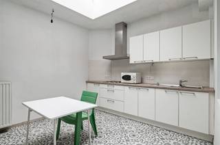 <p><span>Charmante woning te Putte met klassieke uitstraling en hedendaags wooncomfort.</span></p><p><span>Ontdek deze karaktervolle woning in het hart van Putte, waar authenticiteit en ruimte perfect samenkomen. Met een bewoonbare oppervlakte van maar liefst 245 m² en vier volwaardige slaapkamers biedt deze woning alle comfort voor gezinnen of wie graag ruim woont.</span></p><p><span>De woning beschikt over een ruime leefruimte, een praktische keuken en een badkamer, wat samen zorgt voor een aangenaam en functioneel wooncomfort. Parkeren vormt bovendien nooit een probleem dankzij de ruime inpandige garage, waardoor een staanplaats steeds gegarandeerd is.</span></p><p><span>Een absolute meerwaarde is de zolderverdieping van meer dan 61 m², die tal van mogelijkheden biedt om extra kamers, een hobbyruimte of bureau te creëren. Dankzij de grote raampartijen geniet de woning bovendien van een uitzonderlijk mooie lichtinval.</span></p><p><span>Gelegen aan het dorpsplein van Putte, bevinden winkels, scholen en openbaar vervoer zich op wandelafstand.</span></p><p><span>Een unieke combinatie van ruimte, charme en een topligging.</span></p><p><span> </span></p><p><span>Interesse? Twijfel dan niet en maak snel een afspraak via www.immovercammen.be of 015/755 444.</span></p><p><span> </span></p>